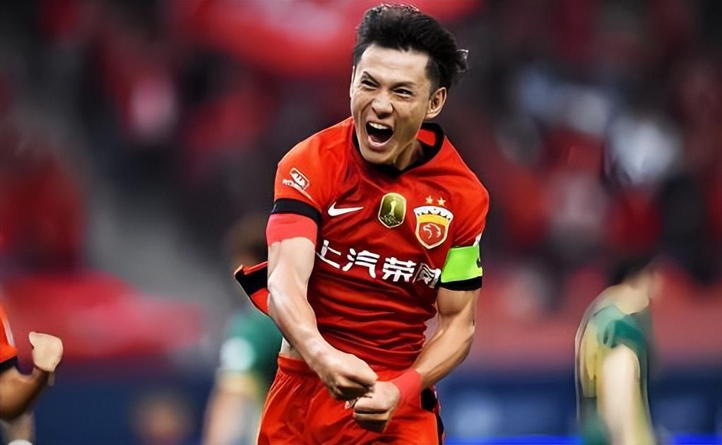 熊猫体育登录入口-意外！他是上港唯一踢左后卫水平比李帅还强的王牌，如今复出爆发